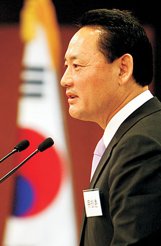 유인촌 문화체육관광부 장관이 12일 오전 서울 세종문화회관 세종홀에서 열린 광화문 포럼에서 강연하고 있다.
