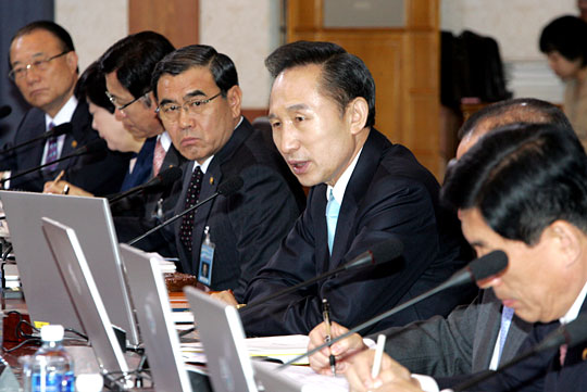 이명박(가운데) 대통령이 13일 오전 청와대에서 열린 국무회의에서 미국산 쇠고기 수입문제 등에 대한 대책을 논의하고 있다.
