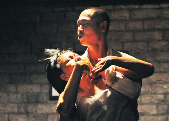 ‘춤공장’을 이끌고 있는 부부 무용가 한창호, 김은정이 불안이라는 인간의 심리를 강렬한 몸짓으로 표현하고 있다.