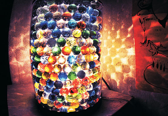 정인숙은 생활에서 예쁘다 생각되는 재활용품에 빛을 주어 조명기구로서의 생명력을 살리고 있다.