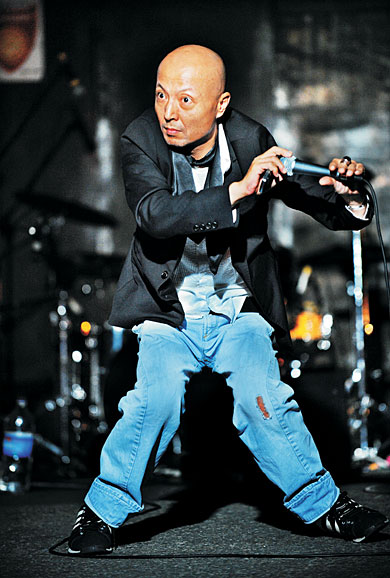 행위예술가 심철종은 있다, 없다라는 질문을 통해 존재와 시간을 개념적으로 풀려고 한다.