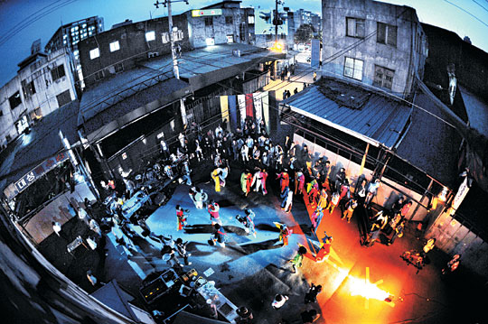 ’어둠이 짙게 깔린 서울 문래동 철재상가 거리에서 예술혼을 불러오는 퓨전 마당굿이 펼쳐지고 있다.