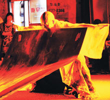 <박상문의 Photo & Essay>鐵공장 셔터 내리면… 예술혼 무대 오른다