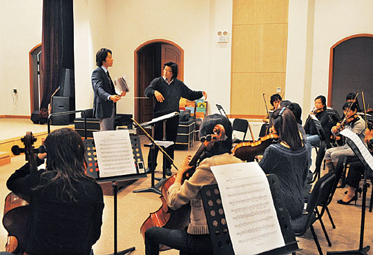 드라마 ‘베토벤 바이러스’ 촬영장인 다목적홀에서 주인공 강마에 등 출연자들이 촬영에 앞서 연습하고 있다.
