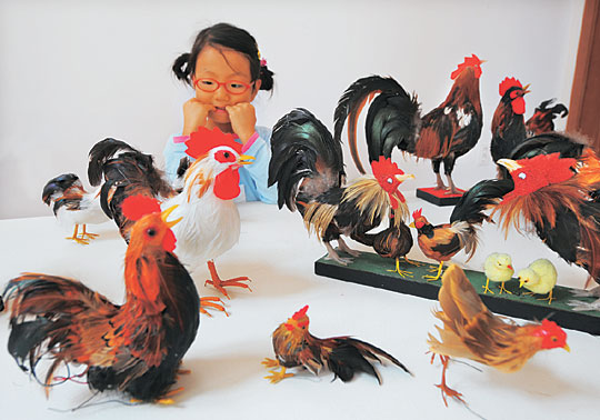 갤러리에는 프랑스의 국조이자 상징인 수탉의 다양한 조형물들이 개관기념으로 전시돼있다.