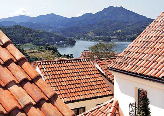 객실이 있는 쁘띠 프랑스 맨 위쪽에서 바라본 청평호반 풍경이 그림처럼 아름답다.