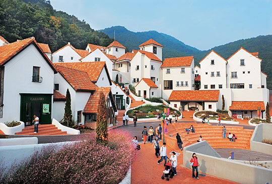 알프스 산록의 전원마을을 연상시키는 경기 가평군 청평면 쁘띠 프랑스는 한국에서 프랑스 문화를 체험할 수 있도록 조성된 테마마을이다. 최근에는 방송드라마 촬영지로 알려지면서 많은 관람객들이 이곳을 찾고 있다.