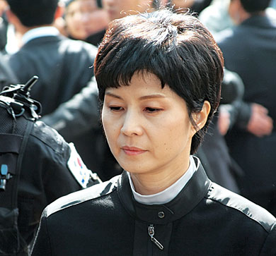 대한항공기 폭파범인 김현희씨가 일본인 납치 피해자 다구치 야에코씨 가족을 만나기 위해 부산 벡스코로 들어서고 있다. 김씨가 공식석상에 모습을 드러낸것은 18년만이다.