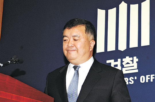 이인규 대검찰청 중수부장이 12일 오후 서울 서초구 서초동 대검청사 기자실에서 박연차게이트와 관련한 최종 수사 결과를 발표하는 도중 입을 굳게 다물고 있다.