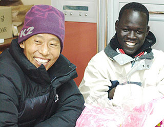 이태석(왼쪽) 신부가 지난해 12월19일 수단에서 한국으로 유학온 존 마옌군의 병문안을 받으며 활짝 웃고 있다.