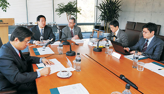 15일 오전 서울 종로구 신문로2가 아산정책연구원에서 열린 라운드테이블 회의에서 참석자들이 ‘전작권 환수의 정치경제학’에 대해 토의하고 있다. 최강 외교안보연구원장, 함재봉 아산정책연구원장, 브루스 베넷 랜드연구소 선임연구원, 구본학 한림대 교수, 전재성 서울대 교수(왼쪽부터).