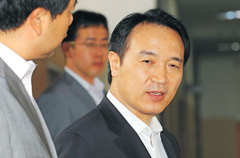 대통령실장으로 내정된 임태희 고용노동부장관이 8일 오전 기자간담회를 위해 정부 과천청사 고용노동부 기자실로 향하고 있다.