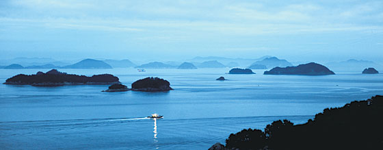 욕지도 도동마을 인근 ‘석양이 아름다운 쉼터’에서는 정작 낙조 풍경보다는 해 지는 쪽 반대편의 전경이 더 서정적이다. 해가 지고 나면 크고 작은 섬들이 점점이 떠있는 바다 풍경이 어둠 속에서 푸르게 빛난다. 손을 내밀면 푸른색이 묻어날 것만 같은 바다 위로 등불을 켠 고깃배가 미끄러지고 있다.