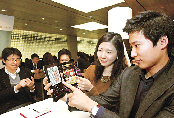 LG U+ 직원들이 18일 오전 서울 중구 남대문로5가 사옥에서 스마트폰과 태블릿PC를 이용해 모바일 오피스 서비스를 시연하고 있다.