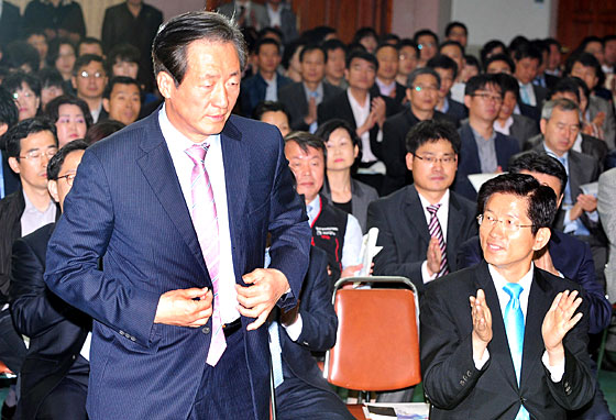 19일 오전 경기 수원시 경기도청에서 정몽준(왼쪽) 전 한나라당 대표가 ‘21세기 희망의 경기포럼’ 초청특강을 위해 자리에서 일어서자 김문수 경기도지사와 참석자들이 박수를 치고 있다.