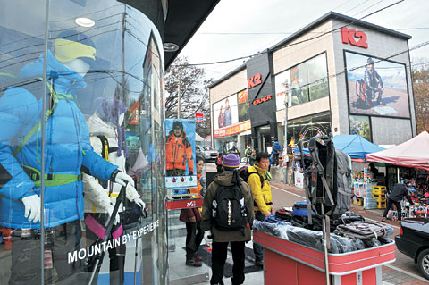 4일 오후 서울 서초구 양재동 청계산 입구의 아웃도어 매장 앞에서 등산객들이 진열된 아웃도어 제품들을 살펴보고 있다.