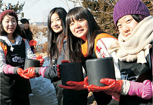 대한생명 해피프렌즈 봉사단이 강원도의 한 불우이웃시설을 찾아 ‘사랑의 연탄배달’ 봉사활동을 하고 있다.