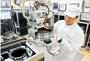 현대모비스 한 연구원이 차세대 친환경 자동차인 하이브리드카 제조 라인을 점검하고 있다.