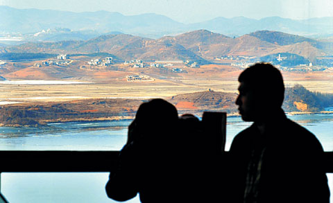27일 오후 경기 파주시 탄현면 오두산 통일전망대에서 관광객들이 망원경으로 북한 지역을 보고 있다.