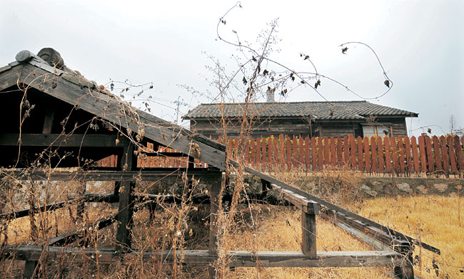11억원을 들여 복원된 서울 마포구 상암동 일본군 장교 관사가 ‘철거’와 ‘보존’의 의견대립 속에서 잡초만 무성한 도시의 기괴한 폐가로 방치되고 있다.