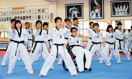 <사랑 그리고 희망 - 2012 대한민국 리포트>나는 대한민국 대표, 도복은 우리 ‘날개’… 태권! 장애도 날린다