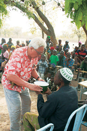 지난해 7월 김기석(교육학) 서울대 교수가 아프리카 부르키나파소의 한 마을에서 주민들과 음식을 나누고 있다.