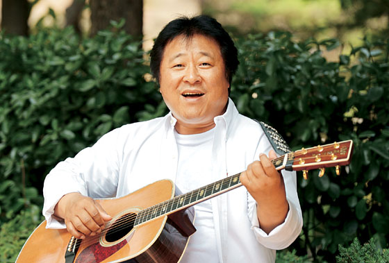 해바라기의 이주호가 지난 12일 서울 강남구 삼성동 자택 근처 카페에서 2집 수록곡 ‘시들은 꽃’을 차분하면서도 정감 있는 목소리로 노래하고 있다.