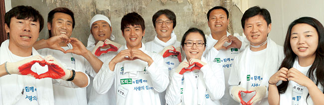 4일 경기 파주시 법원읍 일대에서 벌어진 K리그 사랑봉사단 ‘사랑의 집 고치기’에 참가한 K리그 관계자들이 손으로 하트 모양을 그리고 있다. 왼쪽부터 신태용 감독, 김병지 선수, 송진형 선수(왼쪽에서 네번째), 황선홍 감독, 이운재 선수(오른쪽에서 세번째), 정몽규 총재(오른쪽 두번째).