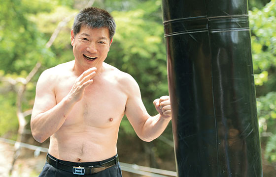 박종팔 씨가 수락산 식당 한편에 마련된 샌드백을 치며 환한 웃음을 짓고 있다.