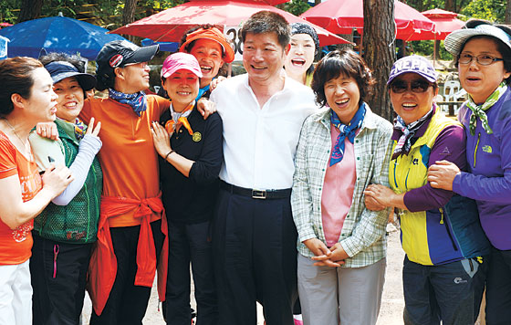 식당에 들렀다가 그를 알아본 여성팬들에게 둘러싸인 박종팔 씨.