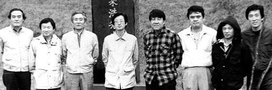 1988년 단재 신채호 선생 묘지를 찾은 문인들. 왼쪽부터 고 이문구 작가, 신경림 시인, 고 이영희 교수, 문학평론가 최원식 교수, 이호철 작가, 고 이수인 의원, 김홍신 작가, 김동현 변호사.
