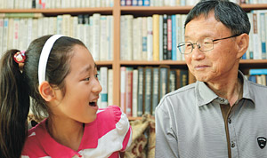 친손녀인 가윤(10·왼쪽) 양이 할아버지 신 시인과 이야기하고 있다.
