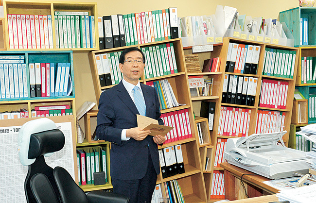 박원순 서울시장이 24일 오전 서울 중구 태평로1가 서울시청 신청사에 첫 출근해 책장으로 둘러싸인 집무실 내부 구조에 대해 설명하고 있다.