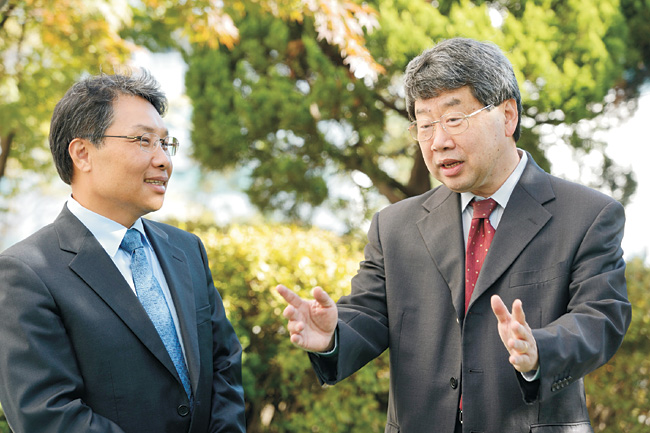 조동근(오른쪽) 명지대 교수와 최병일 한국경제연구원장이 지난 10월 23일 서울 중구 충정로 문화일보 사옥에서 ‘경제민주화의 허와 실’ 을 주제로 이야기 하고 있다.