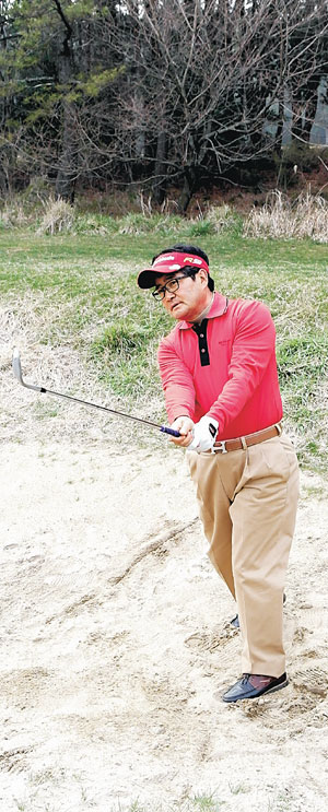 김영찬 제주골프협회 부회장이 지난 20일 자신이 운영하는 제주 오라골프장 연습장내 쇼트게임장에서 벙커 샷 시범을 보이고 있다.