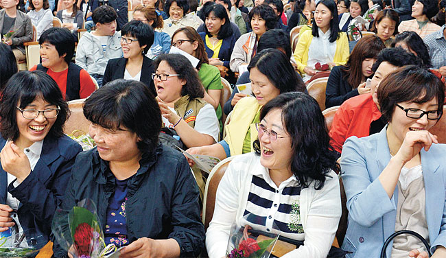 특수학교 학부모들이 8일 오전 종로구 신문로2가 서울시교육청에서 열린 카네이션 작은 음악회에 참석해 공연을 보며 즐거운 시간을 보내고 있다. 김호웅 기자 diverkim@munhwa.com