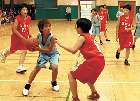 ‘학교 스포츠클럽 리그전’ 초등부 농구 경기에 출전한 선수들이 열띤 경쟁을 펼치고 있다. 이 리그는 오는 10월까지 진행된다.