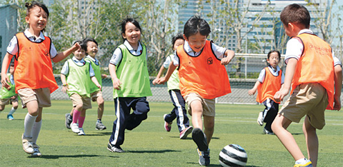 지난 16일 서울 송파구 잠실동 잠실종합운동장 내 풋살경기장에서 열린 서울시생활체육회 ‘유아축구교실’에 참가한 강동구 고덕동 명덕유치원 원생들이 환한 표정으로 축구를 즐기고 있다.