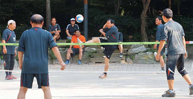 삼청족구회 회원들이 삼청공원 족구장에서 족구 경기를 하고 있다.