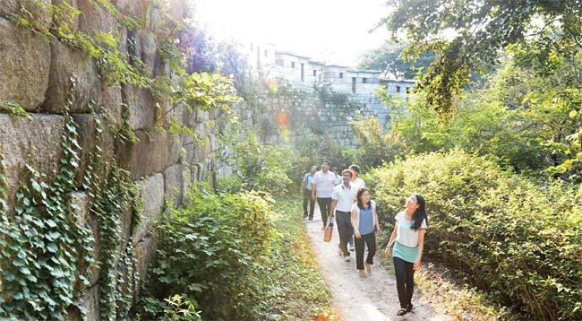 28일 서울 종로구 주민들이 삼청공원 뒤편으로 이어진 한양도성 성곽길을 걷고 있다. 종로구에는 약 1.4㎞ 구간에 걸쳐 자연의 풍경을 감상하며 걷기 좋은 성곽길 트레킹 코스가 조성돼 있다. 정하종 기자 maloo@munhwa.com