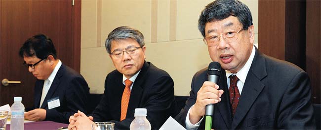 한국경제연구원이 24일 오전 서울 영등포구 여의동 63컨벤션센터에서 개최한 ‘국민연금 의결권·주주권 강화 방안의 문제점’ 토론회에서 조동근(경제학·오른쪽) 명지대 교수가 사회를 보고 있다.