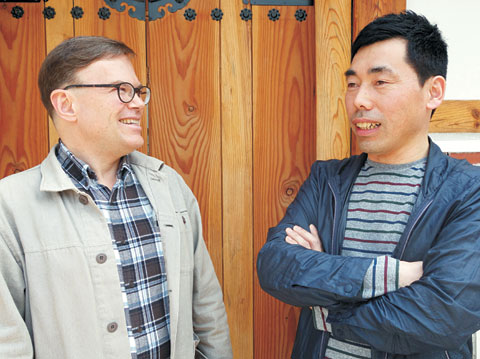 ‘작은 한옥 한 채를 짓다’의 저자 황인범(오른쪽) 도편수와 한옥 ‘어락당’의 주인인 로버트 파우저 교수가 23일 서울 종로구 누하동 어락당 앞에서 담소를 나누고 있다.