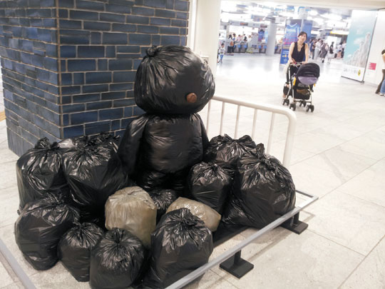 행인들이 오가는 요코하마 지하철 통로에 쓰레기봉투처럼 놓여 있는 김홍석의 ‘곰 같은 구조물-629’.