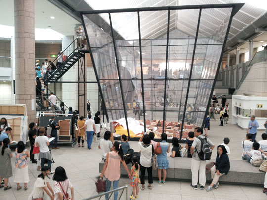 요코하마미술관 중앙에 설치된 영국 작가 마이클 랜디의 ‘아트 빈’. 거대한 유리구조물 속에 폐기 처분된 회화 사진들이 산산조각난 채 수북이 쌓여 있다.