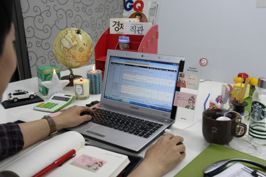 여의도의 한 중소기업에 근무하는 남성 직장인의 책상 풍경. 자동차 미니어처, 지구본, 향초 등 보기만 해도 기분이 전환되는 아이템이 즐비하다. 박동미 기자 pdm@