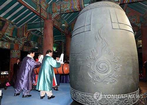 2015년 새해 첫날인 1일 서울 종로구 보신각에서 열린 ‘제야의 종 타종’ 행사에서 박원순 서울시장과 시민대표들이 제야의 종을 울리고 있다.