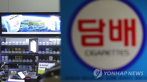 1월부터 담뱃값이 1갑당 평균 2천원 인상된다. 또 금연구역이 면적에 관계없이 모든 음식점으로 확대돼 일부 운영되던 흡연석도 전면 금지된다. 담뱃값 인상으로 늘어나는 건강증진부담금 재원으로 금연치료에 건강보험이 적용되고 국가금연서비스도 확대된다. 사진은 한 편의점의 담배 판매대의 모습.