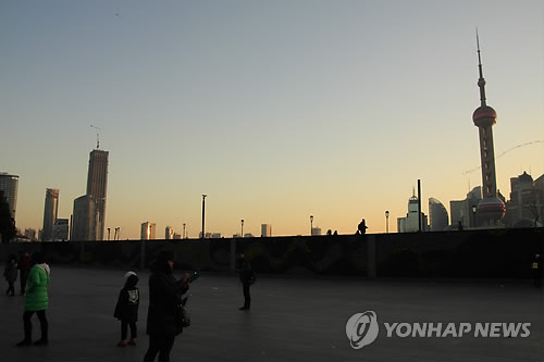 중국 상하이의 신년맞이 행사장에서 35명이 압사하고 43명이 부상하는 사고가 발생했다고 상하이시 정부가 1일 밝혔다. 사고는 전날 밤 11시 35분께(현지시간) 상하이시 황푸구 옌안둥로에 있는 천이광장에서 발생했다. 사진은 황푸강변 와이탄의 천이광장.
