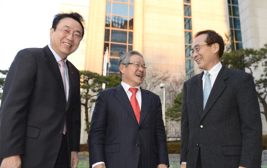 김준경(오른쪽부터) 한국개발연구원 원장, 권태신 한국경제연구원 원장, 하태형 현대경제연구원 원장이 지난해 12월 29일 서울 중구 문화일보 앞에서 신년특별좌담을 진행하기에 앞서 올해 경제 현안 등을 소재로 환담하고 있다.