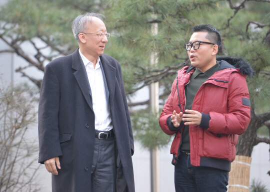 지난해 12월 24일 문화일보 사옥 앞에서 조벽(왼쪽) 동국대 석좌교수가 우리 사회의 잠재력에 대해 기대감을 표시하자 김대식 카이스트 교수가 보충 설명을 하고 있다. 정하종 기자 maloo@